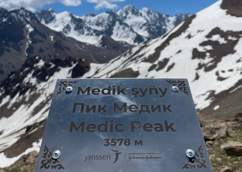 «Янссен» и казахстанские альпинисты установили информационную табличку на пике «Медик»